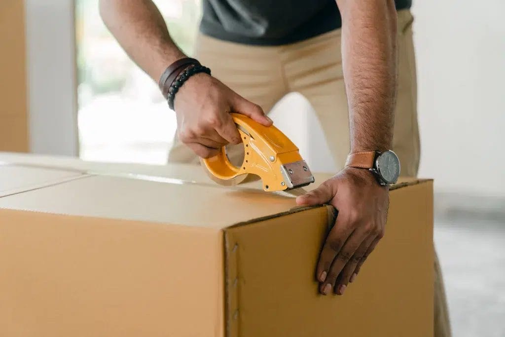 personne préparant son carton pour le déménagement