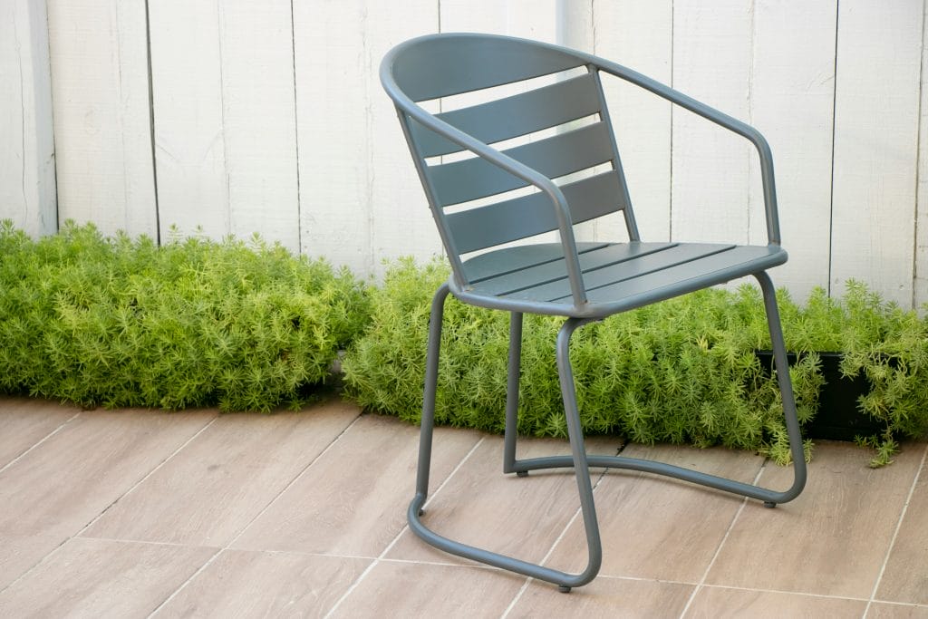 Chaise en metal dans un jardin
