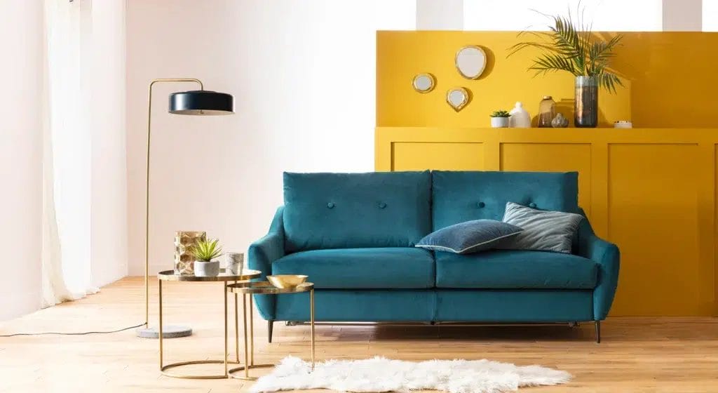 canape bleu turquois dans un salon aux couleurs chaudes