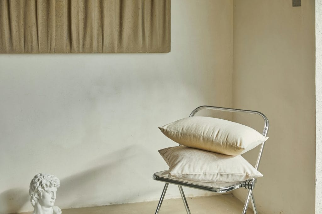 Oreillers propres sur une chaise