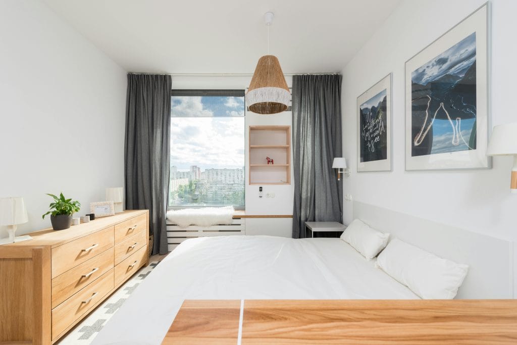 Petite chambre de couleur blanche