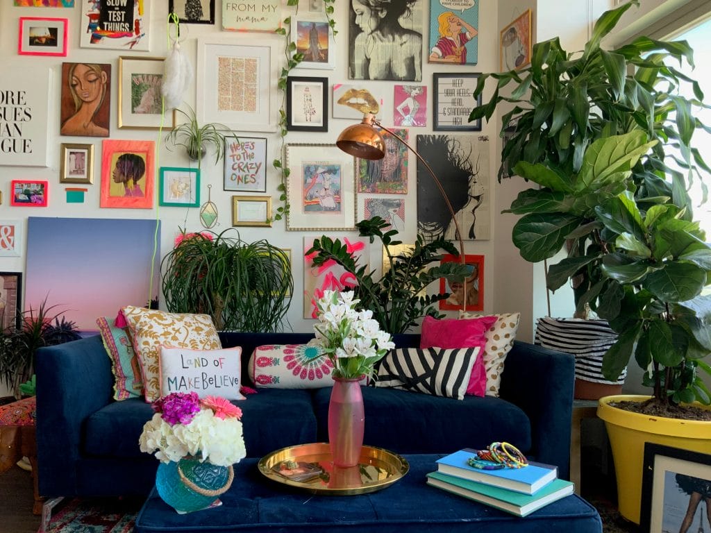 salon avec style maximaliste plein en couleurs