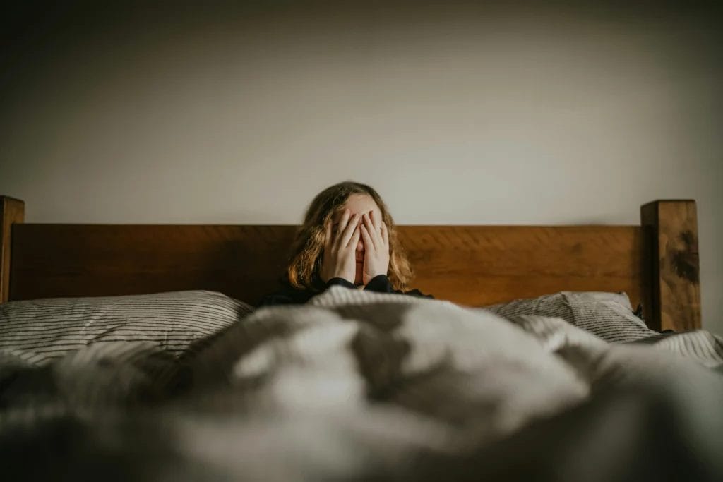 Femme désespérée dans son lit