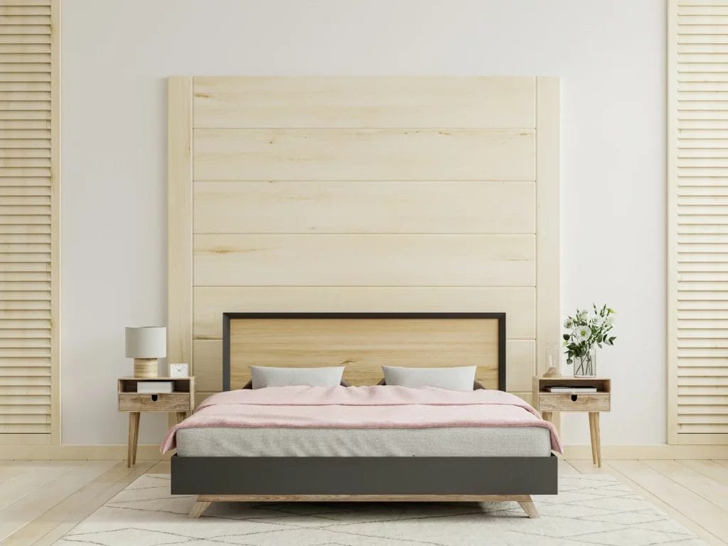 Tasseaux en bois organisés en tête de lit pour la décoration murale d'une chambre