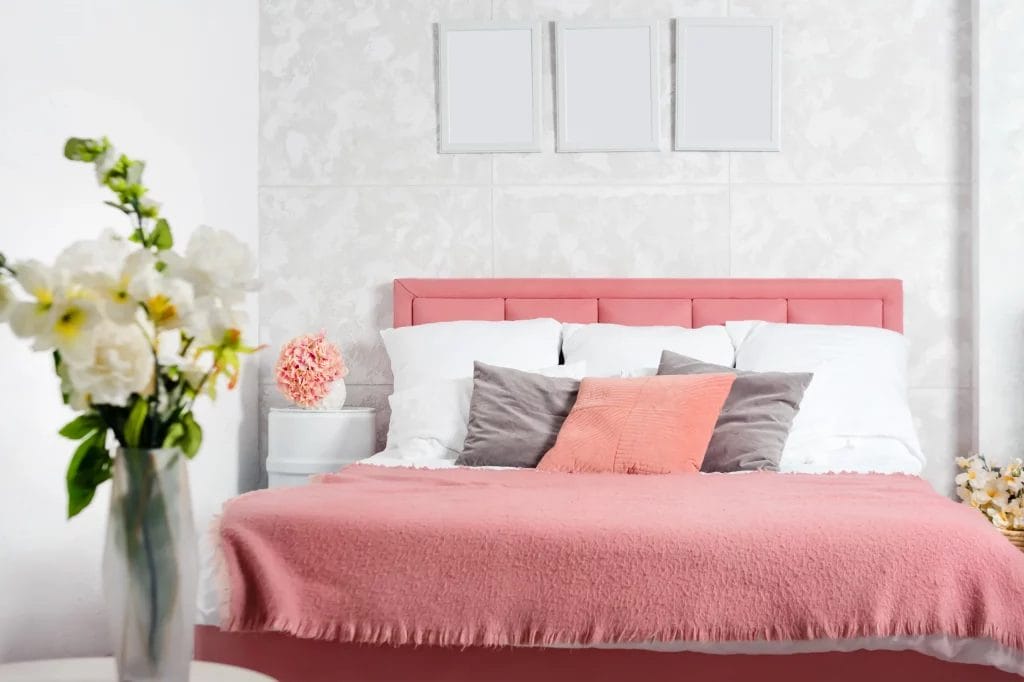 Intérieur élégant d'une chambre moderne. Design blanc et rose d'une chambre confortable avec des fleurs.