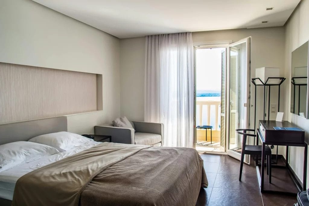 aerer sa chambre en ouvrant sa fenetre