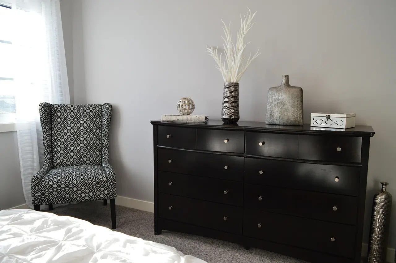Fauteuil dans une chambre à coucher
