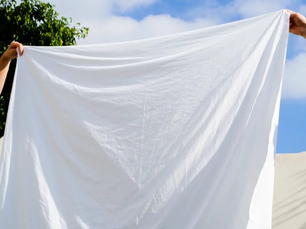 Drap blanc étendu à l’extérieur au soleil 