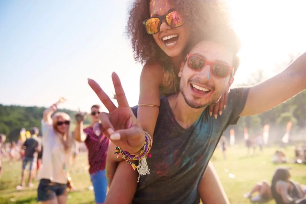 Amis s'amusant durant un festival