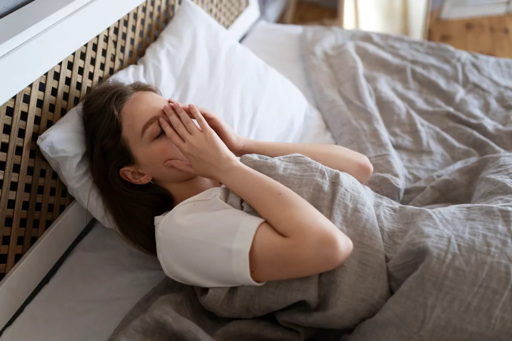 Femme anxieuse dans son lit