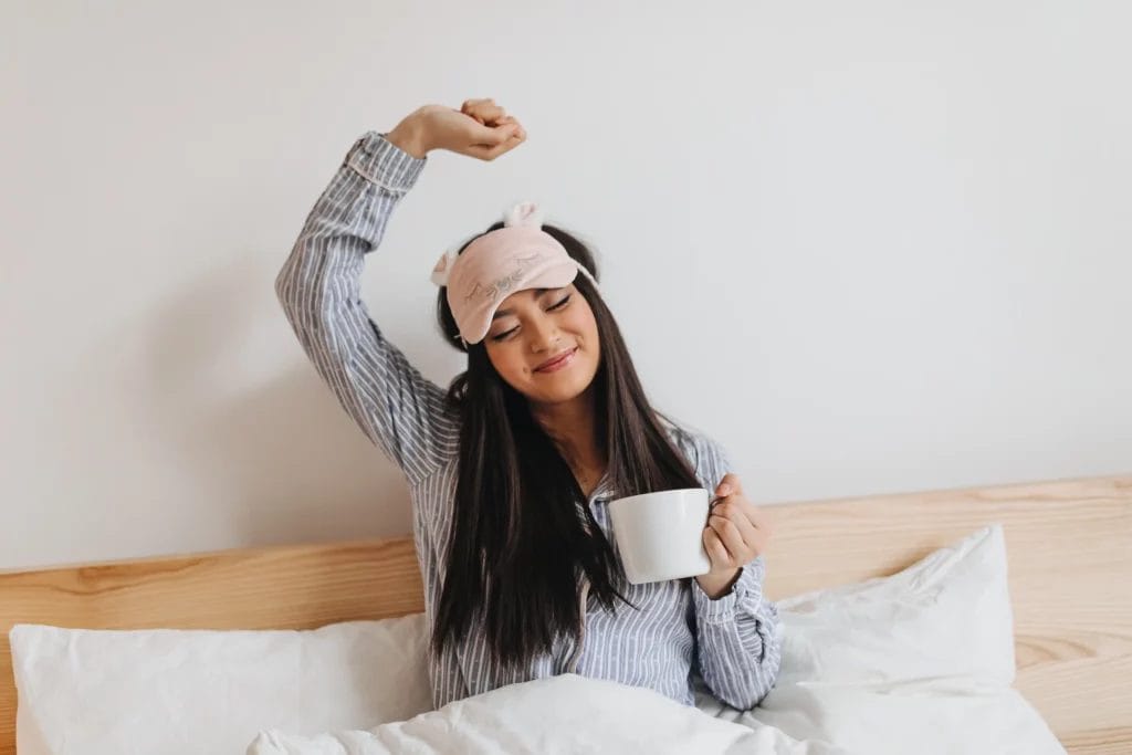 Jeune femme contente d'avoir eu un sommeil de qualité