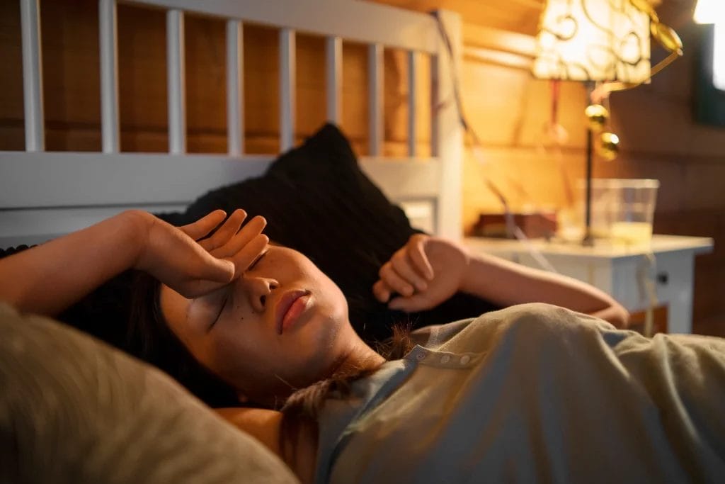 Femme allongée dans un lit
