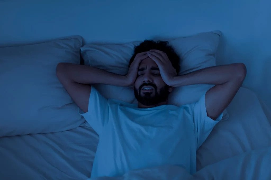 Homme avec des problèmes d'insomnie la nuit
