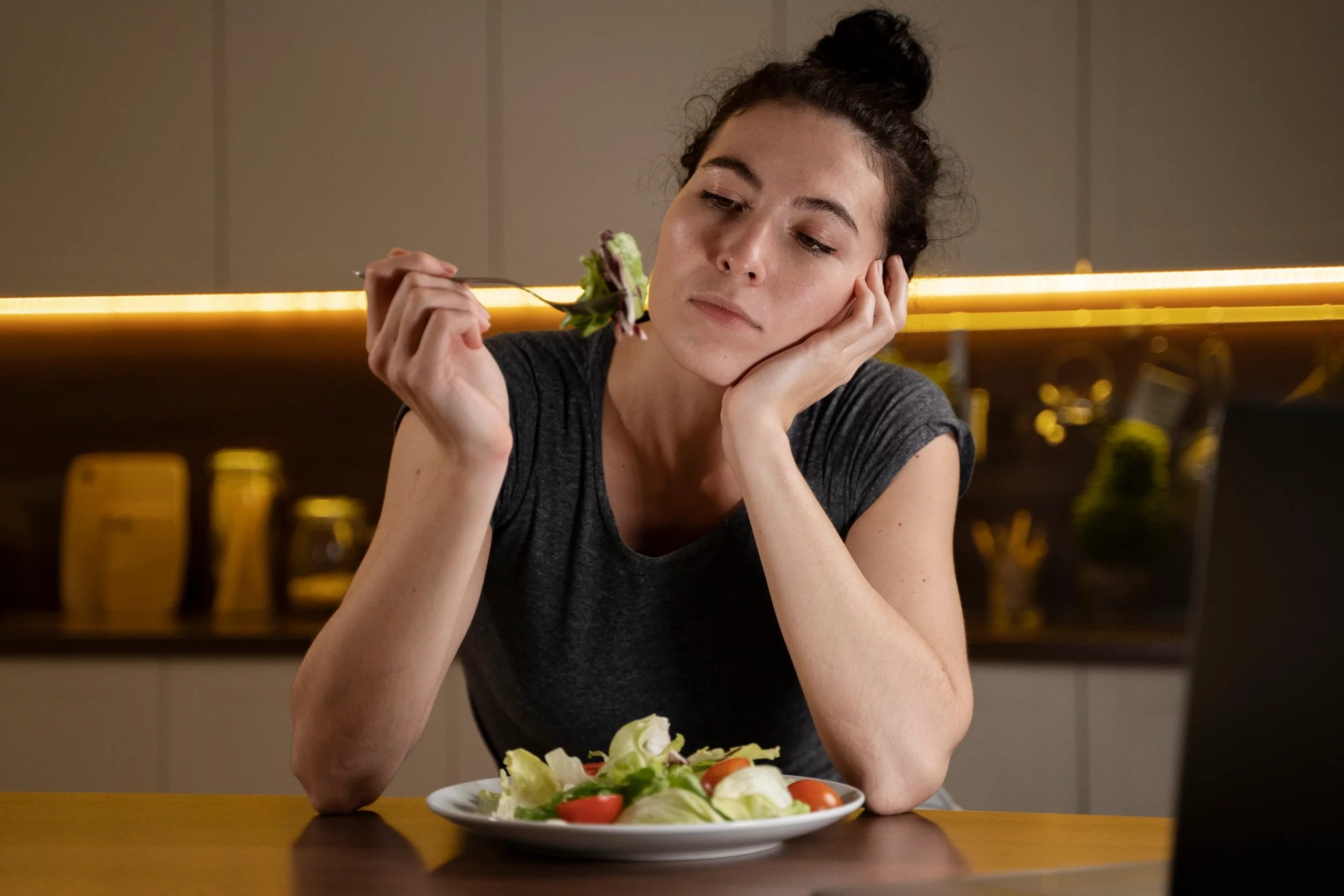 Femme essayant de manger sainement à la maison