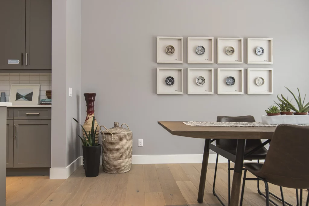 Une photo intérieure d'une salle à manger moderne avec de l'art sur le mur