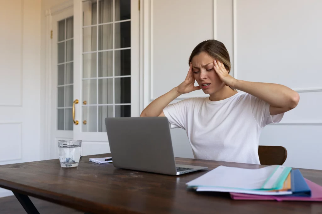Femme avec la tete qui explose