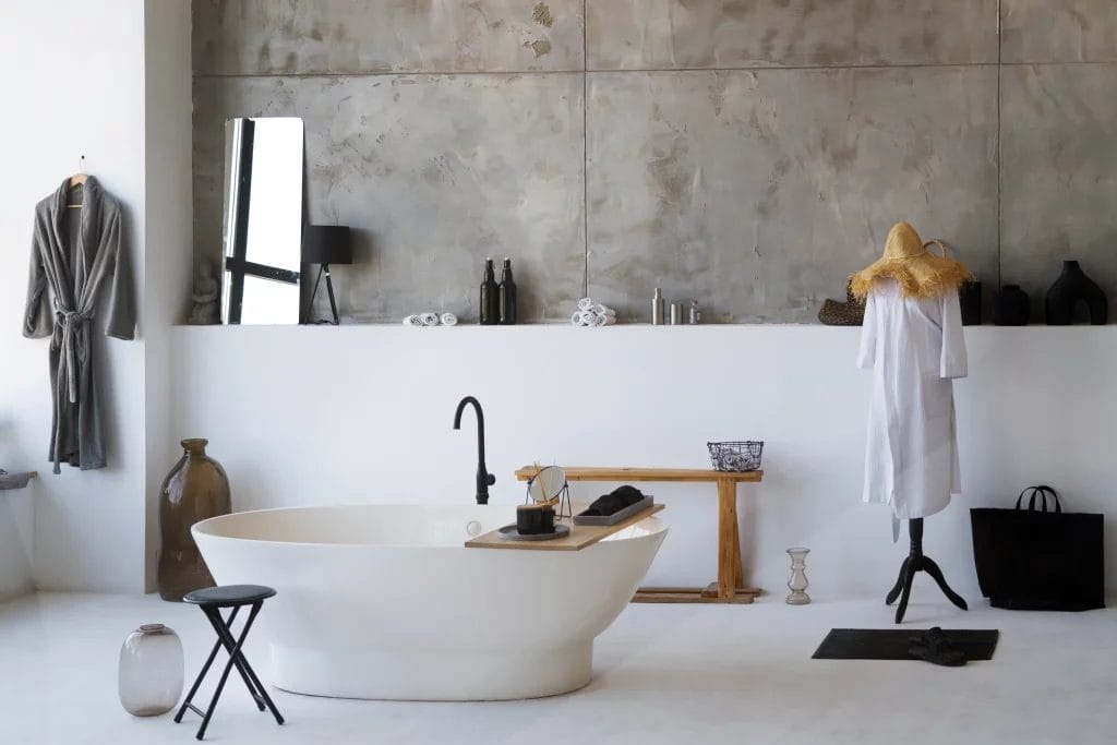 Salle de bain moderne avec sol en béton ciré.