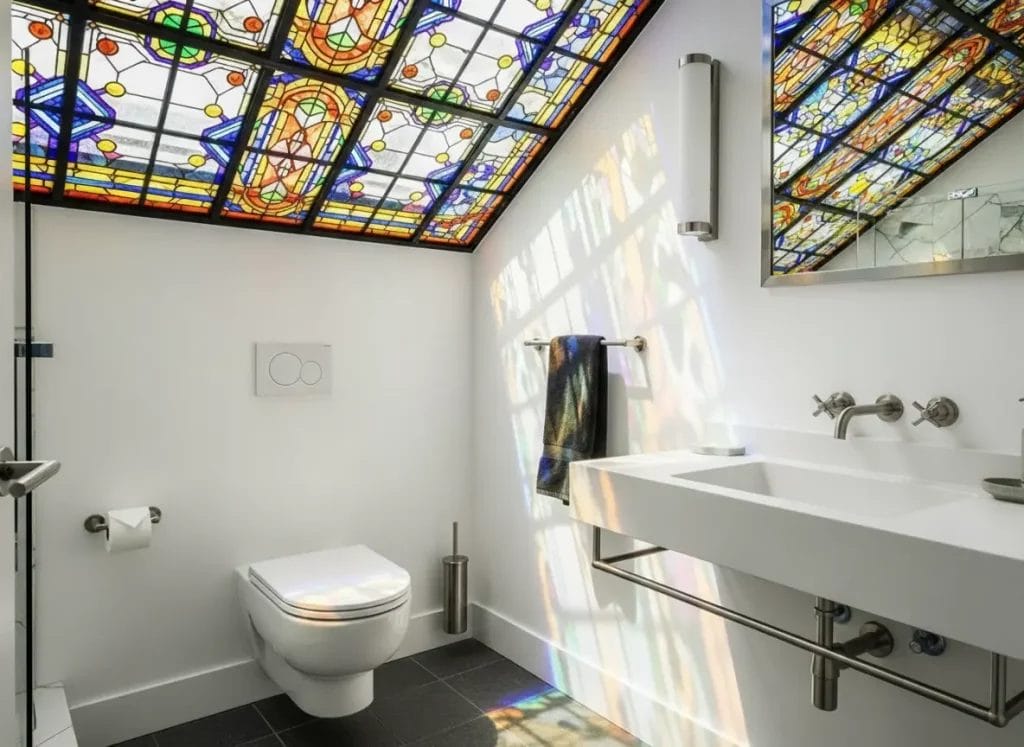 Des toilettes stylisées avec un plafond audacieux