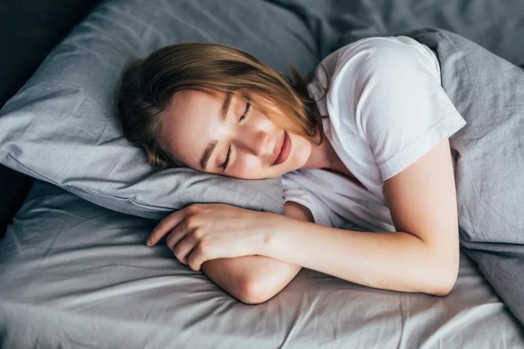 Femme endormie dans son lit